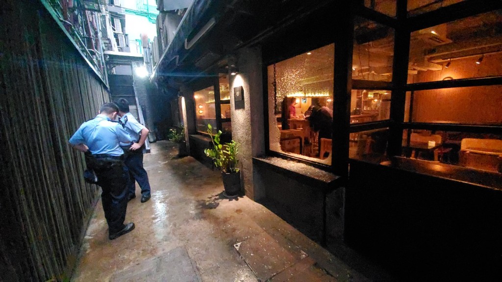 餐廳被扑爆玻璃窗遭賊人潛入爆竊。楊偉亨攝