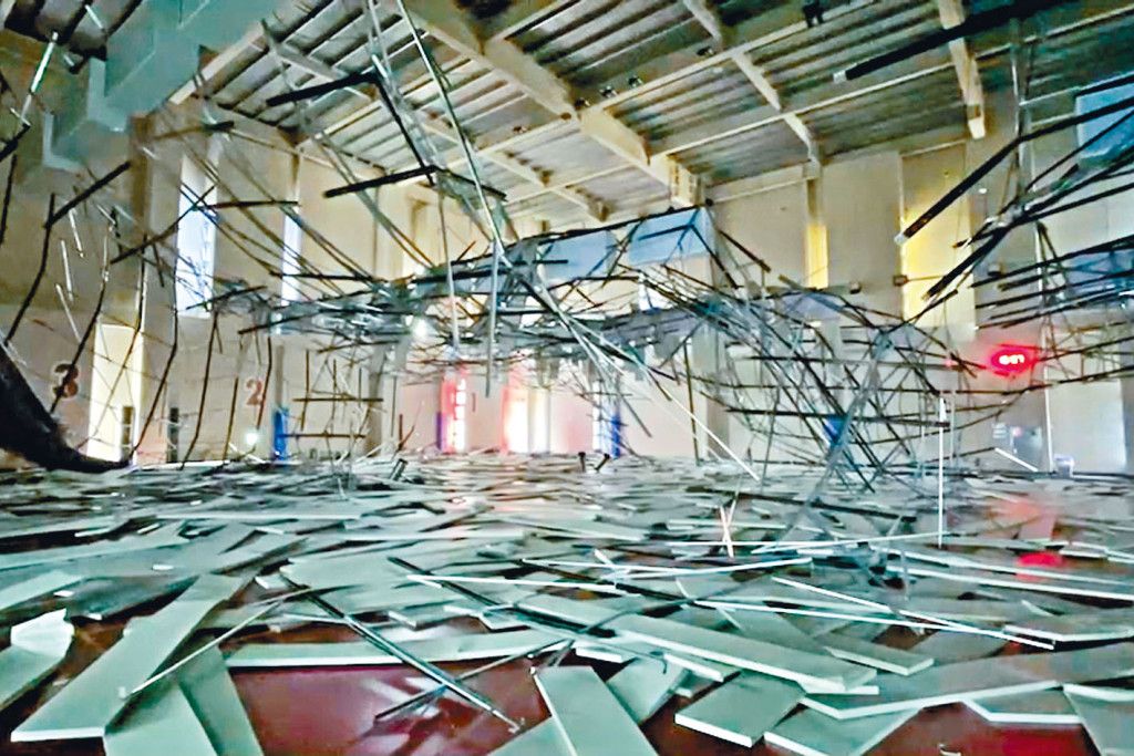 受台东强震影响，桃园八德运动中心的天花板轻钢架塌落。网图