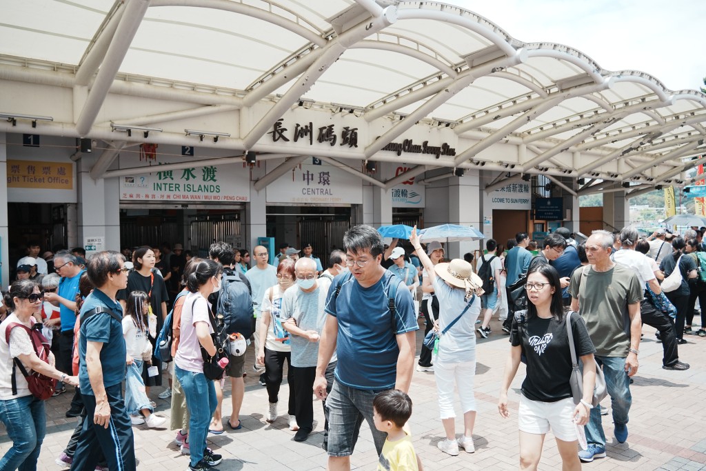 大量市民及遊客進入長洲。 大量市民及遊客進入長洲。