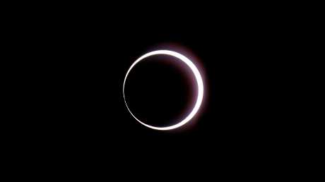 犹他州布莱斯峡谷国家公园上空现火环日食。美联社