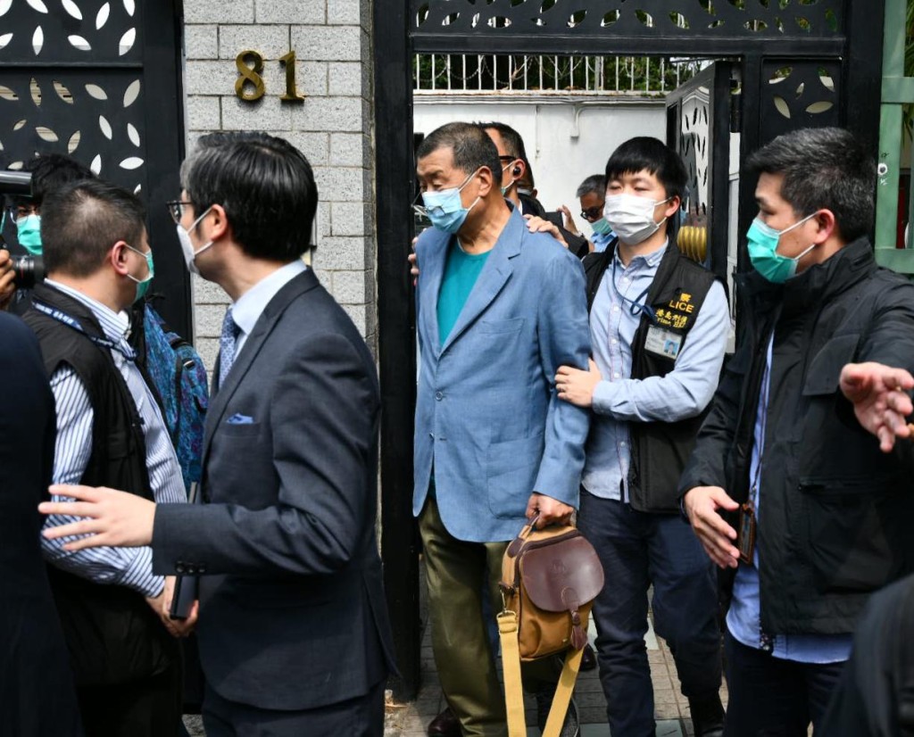 警方將黎智英從住所帶走。