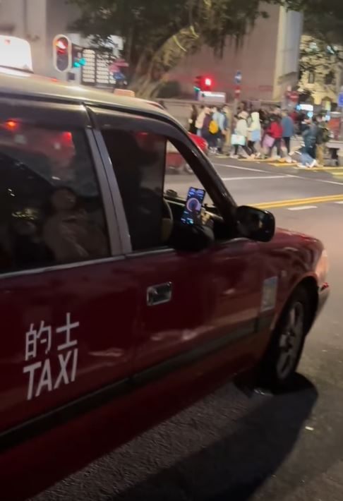 的士司機索價480元企圖「劏客」。fb的士司機資訊網 Taxi 影片截圖