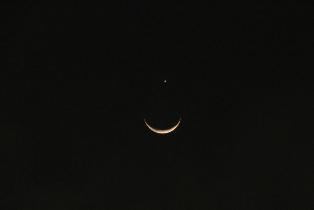 有网民在九龙塘拍到“月掩金星”现象。fb“社区天气观测计划 CWOS”群组Assiel Angel摄