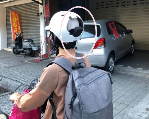電單車司機的頭盔明顯可見穿了一個大㝫。fb