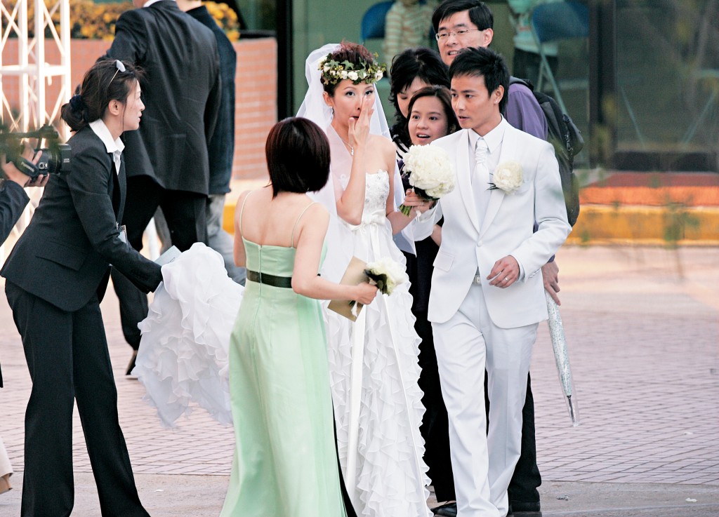 6）蔡少芬（左三）2008年與張晉（右）結婚。（《東周刊》圖片）