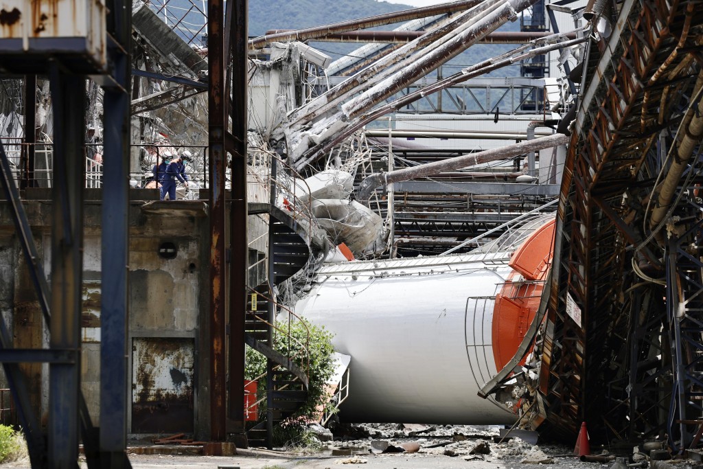 熊本地震|日本製紙80米煙囪砸中辦公室釀9死。 美聯社 熊本地震|日本製紙80米煙囪砸中辦公室釀9死。 美聯社