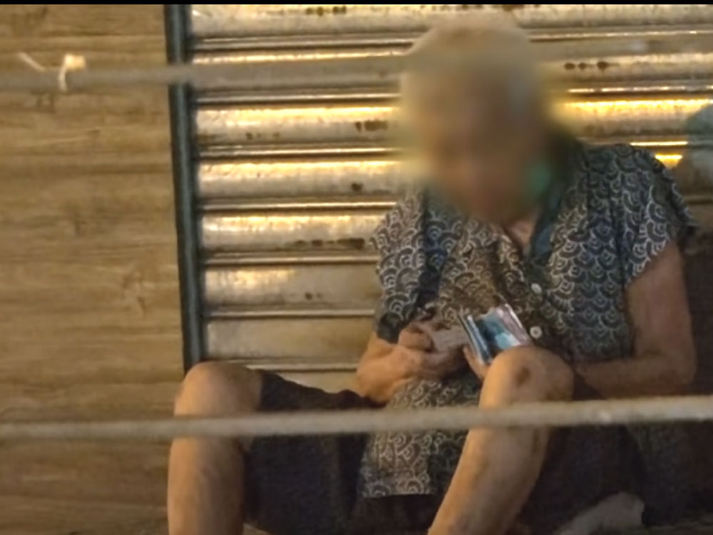 老婦不時還會數錢,查看收貨。東張西望影片截圖