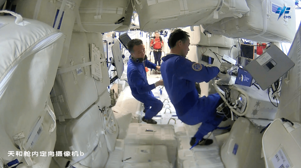 3名太空人鄧清明、費俊龍及張陸圓滿。