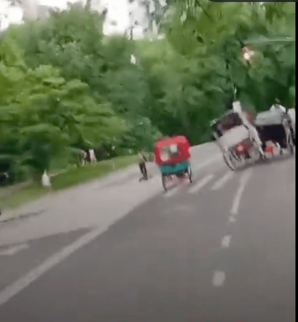 這輛失控的馬車更狠狠擦撞路旁的另一輛馬車。 這輛失控的馬車更狠狠擦撞路旁的另一輛馬車。