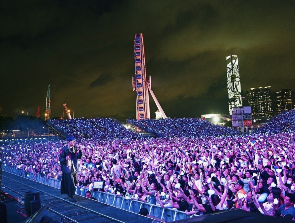 葉劉淑儀建議，香港可以多邀請國際歌星和內地頂流來香港搞演唱會、見面會。圖為周杰倫5月在中環海濱舉辦演唱會。資料圖片