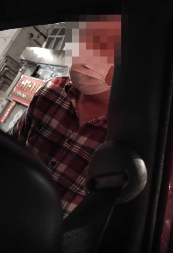 司机下车后打开乘客车门，责骂车内的一名女乘客。影片截图