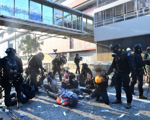 去年國慶日在黃大仙大批示威者與防暴警發生衝突。資料圖片