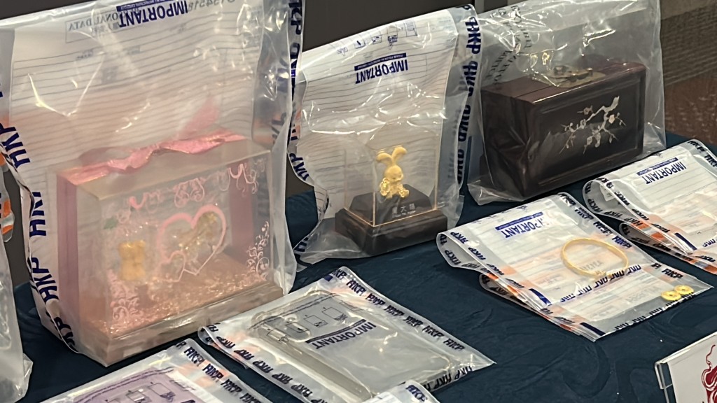 警方起回部份金器。 警方起回部份金器。