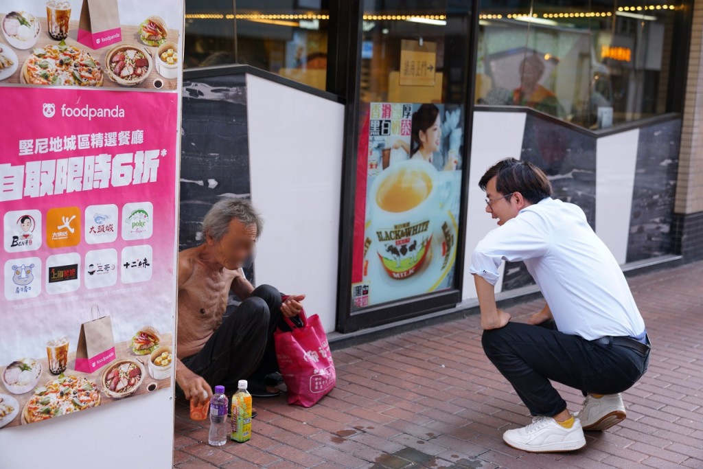 杨开永尝试了解赤膊伯伯的情况，但他不愿多谈。