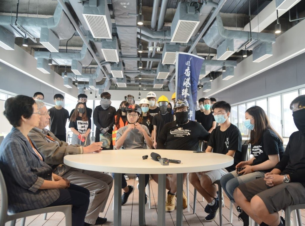 學生會臨時行政委員會與兩名副校長對話。