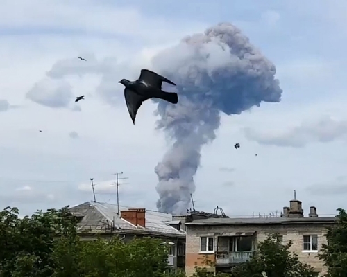 爆炸後遠處都可以看到蘑菇雲。AP 