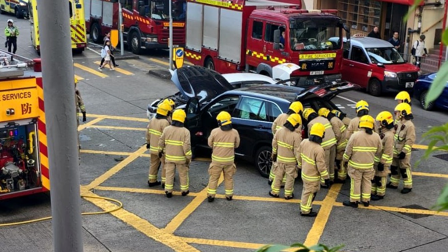 大批消防員到場營救。fb馬路的事 (即時交通資訊台)圖片 大批消防員到場營救。fb馬路的事 (即時交通資訊台)圖片