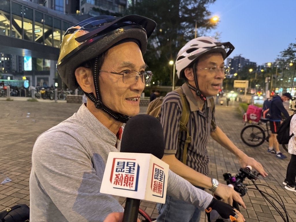 踩單車市民何生（右）支持立法容許規管電動單車等，他認為若果「無王管」後果嚴重。陳俊豪攝