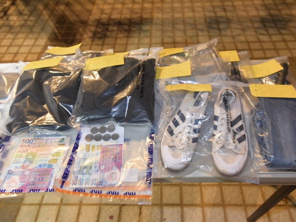 警方檢取被捕人在犯案時身穿的衣物、犯案後更換的衣物,以及犯案工具。