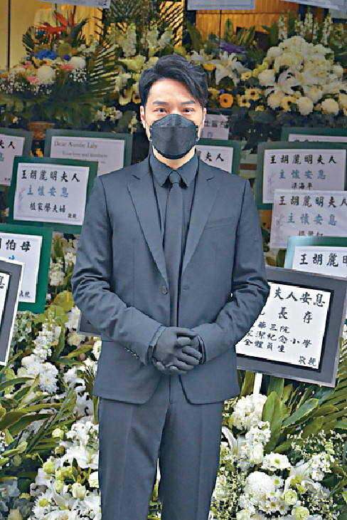 ■王賢誌一早到靈堂打點。
