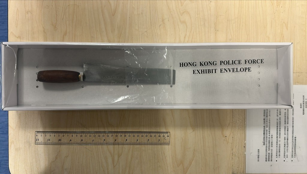 警西九截查可疑男女 起獲30厘米長西瓜刀及兩粒太空油煙彈。警方圖片