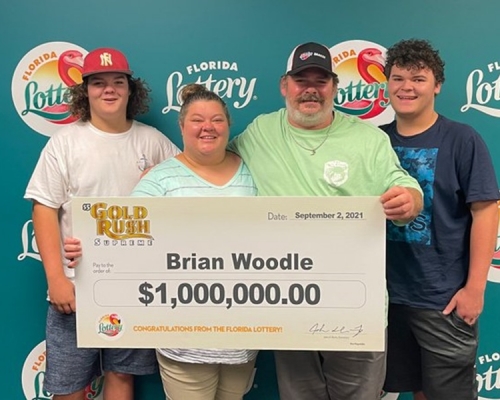 布賴恩一家去領頭獎。Florida Lottery Twitter 