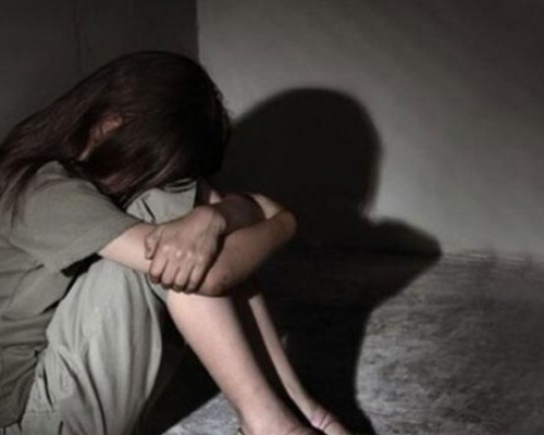 女學生為此感到悶悶不樂,認為被男教師「抽水」,最終在同院友人鼓勵下告知社署心理學家,揭發事件。 示意圖