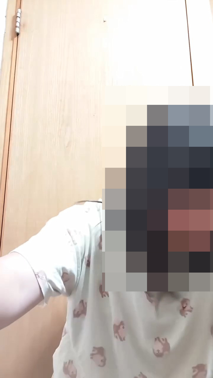 一名女親友從後拍門，嚇得女童目定口呆。網上片段截圖