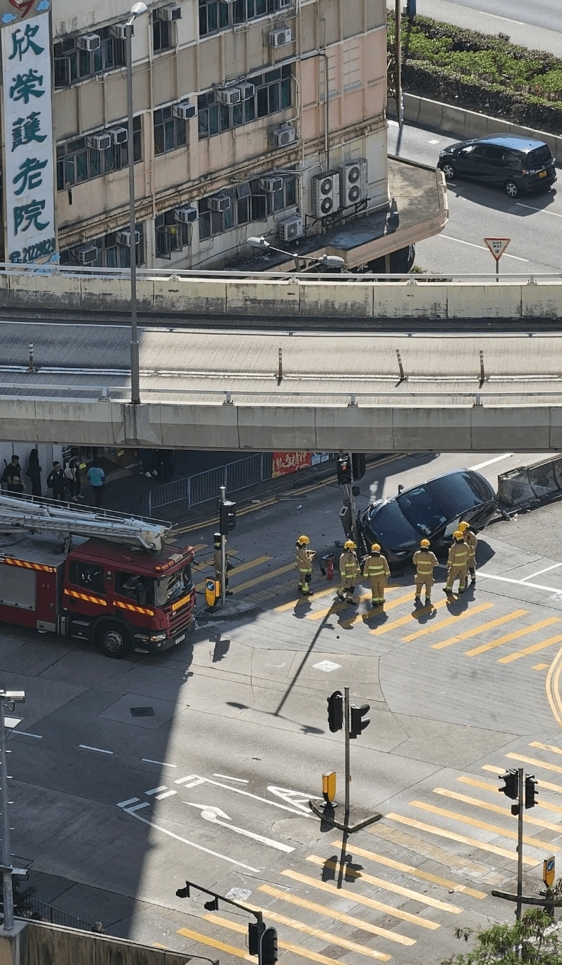 Tesla电动私家车先冲上路壆,再猛撼路旁灯柱,并波及约8米长铁栏。fb@香港公共交通智库 Tesla电动私家车先冲上路壆,再猛撼路旁灯柱,并波及约8米长铁栏。fb@香港公共交通智库