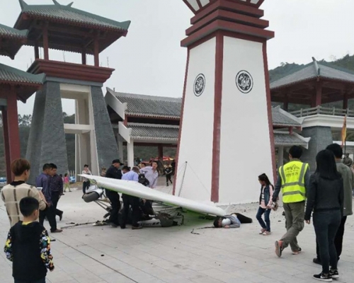 滑翔機墜毀事故，導致機師身亡，機上一名男童受傷。 網圖