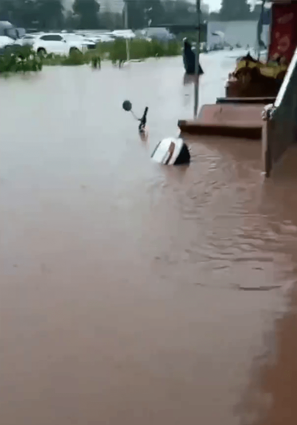 广州水浸，有电单车被淹没。