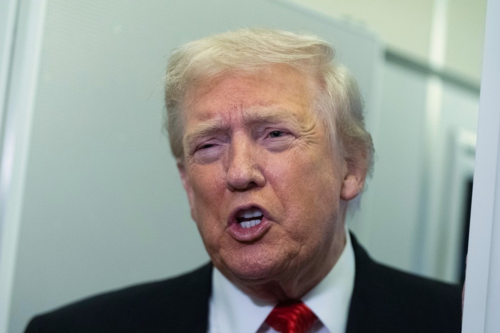 特朗普說，必須把那些人趕出去。美聯社