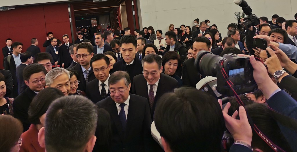 中宣部部长李书磊出席招待会并与中外嘉宾互动交谈。 杨浚源摄