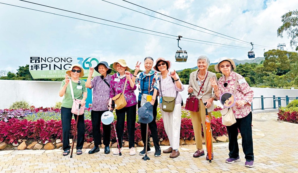 7位患輕度認知障礙症長者到昂坪一日遊。