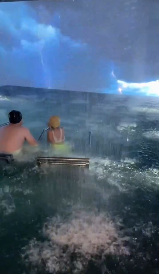 瀋陽有洗浴中心推出暴風雨溫泉，令人如置身恐怖末世。