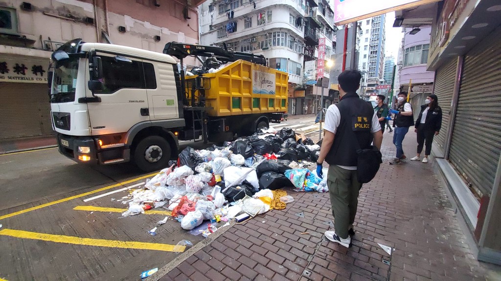 警員圍封大堆垃圾，料內有兇案證物，警員須詳細搜垃圾。