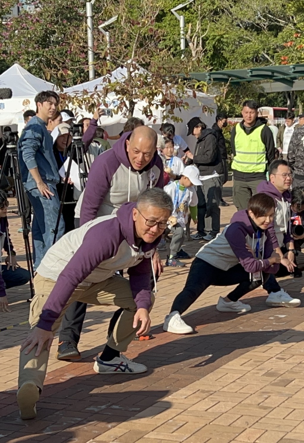 警務處處長蕭澤頤到起跑線為參加者打氣。林思明攝