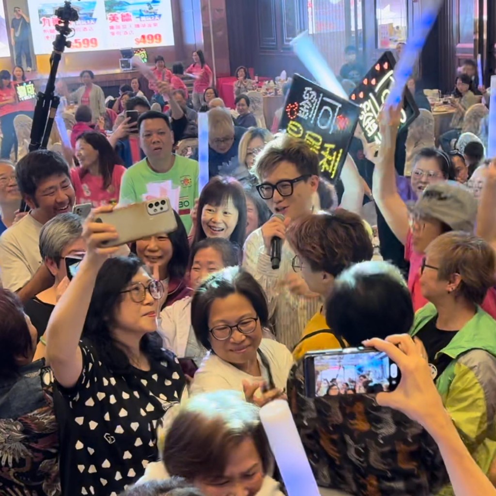 粉丝大部份都是中女，更有人带灯牌到场支持刘可。