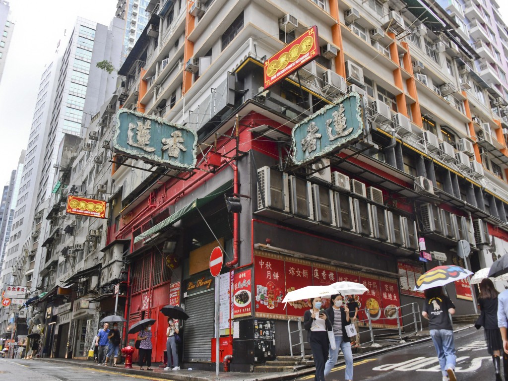 蓮香樓於香港開設分店，輾轉搬至中環威靈頓街，佔7層唐樓的地下及一樓，樓下店面賣年糕唐餅，樓上則為茶室