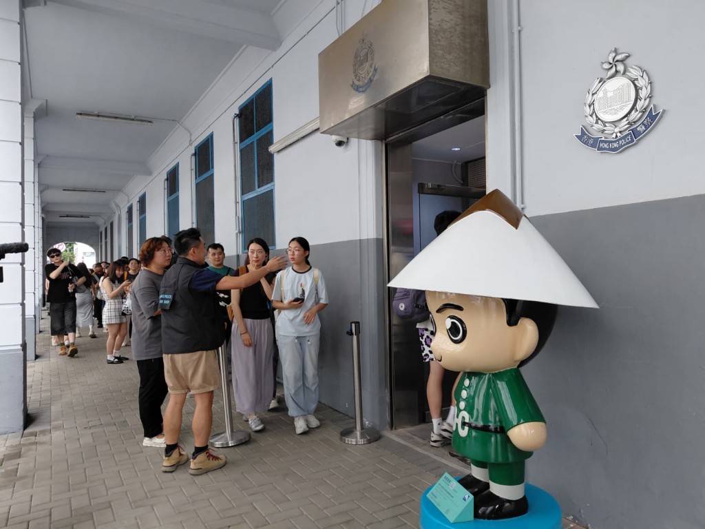 紀念品商店外大排長龍。