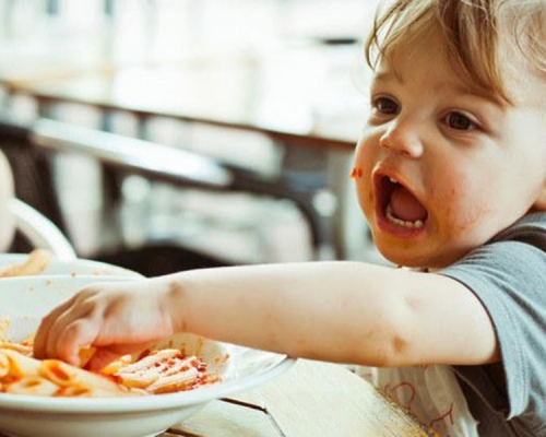 很多時候帶小孩出外吃飯，都會遇到他們在餐廳內又吵又鬧的情況。　網上圖片