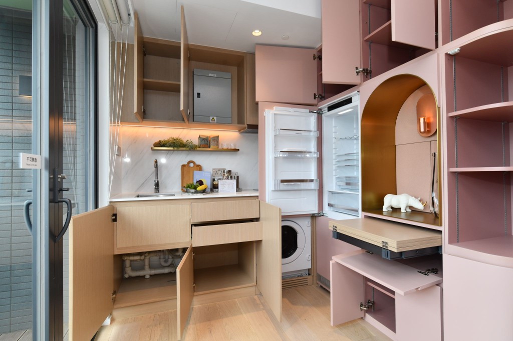 厨房设有多个橱柜，提供足够收纳空间。