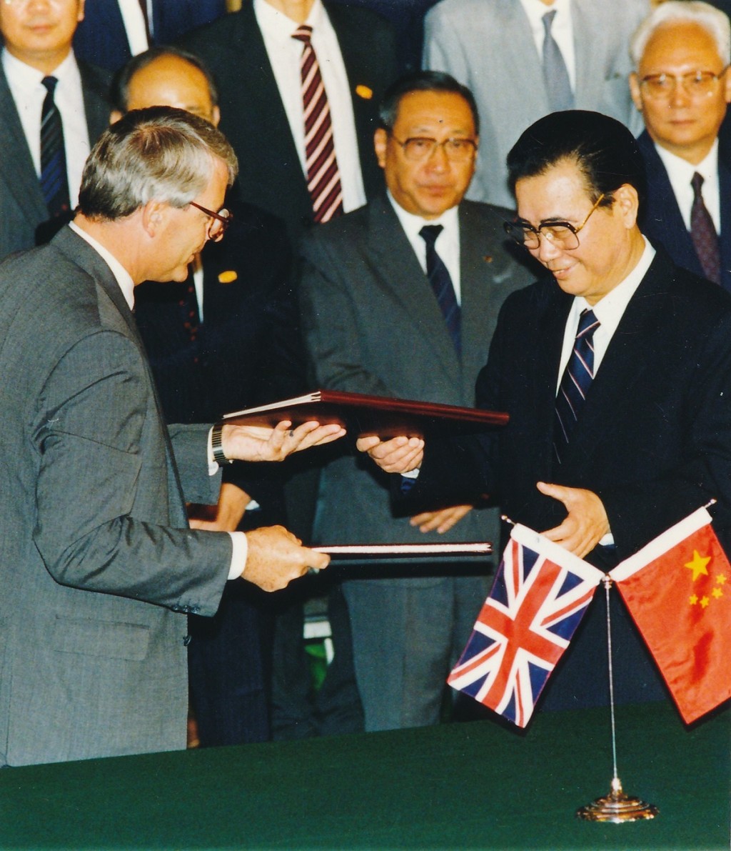 中英雙方正式簽署新機場諒解備忘錄,中共國務院總理李鵬(右)。資料圖片
