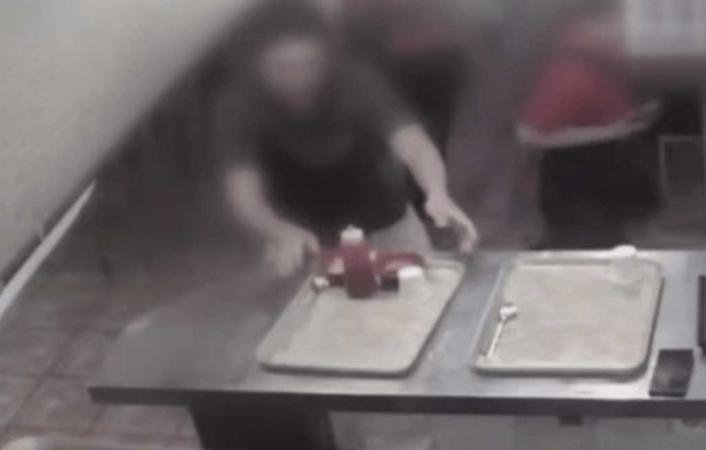 混亂中，多名顧客沒有只顧逃生，反而拿起食店椅子及托盤阻擋疑兇。