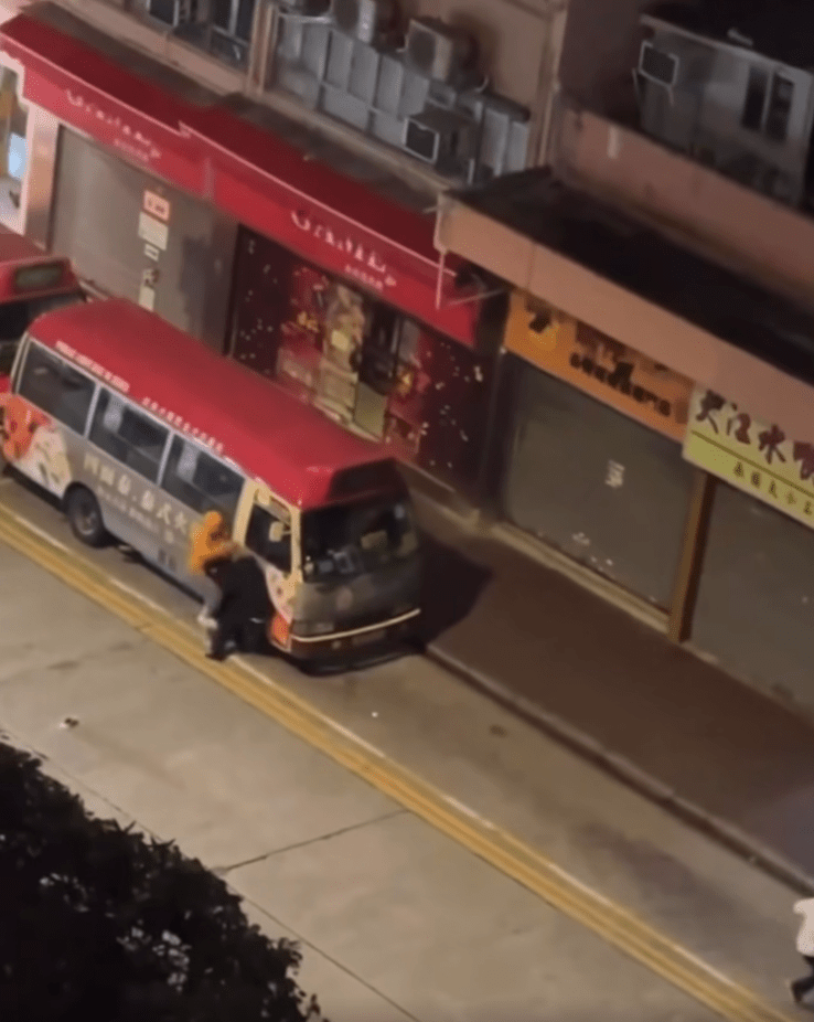 白衣男子一度跑離逃去,但見黑衣男子仍在與橙衣男子扭打,隨即折返「幫拖」。fb「車cam L(香港群組)」 白衣男子一度跑離逃去,但見黑衣男子仍在與橙衣男子扭打,隨即折返「幫拖」。fb「車cam L(香港群組)」