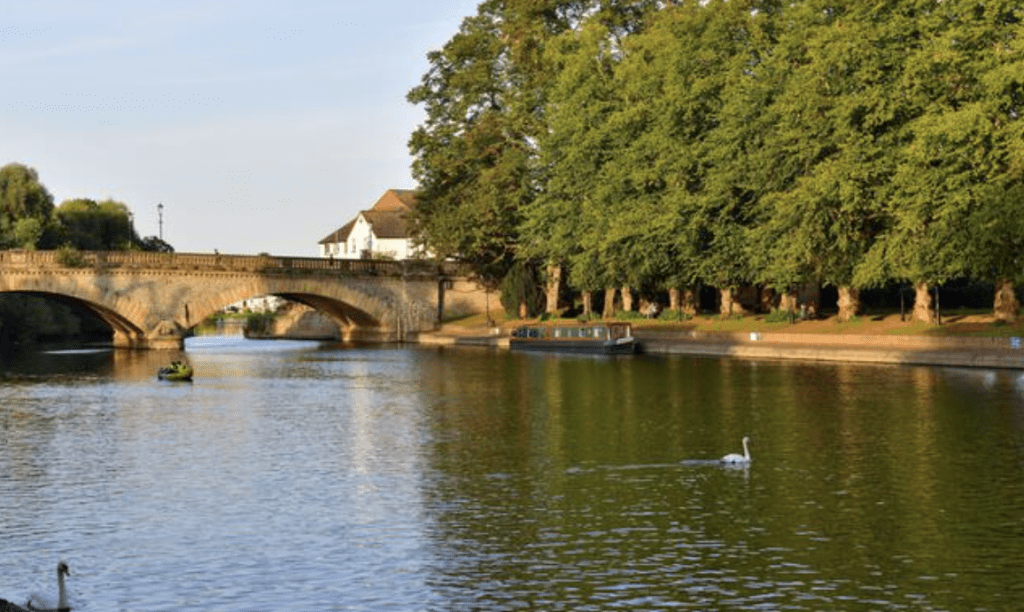 英國沃里克郡埃文河畔（Stratford-upon-Avon）環境優美。Alamy