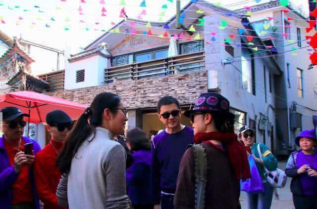 李亞鵬跟老友楊麗萍有說不完話題。