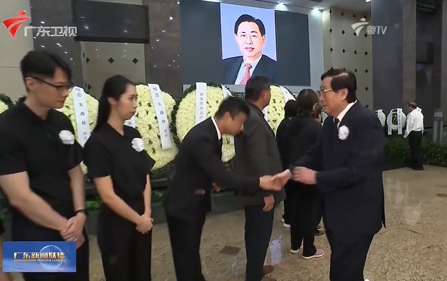 香港中联办原主任高祀仁慰问朱森林亲属。广东新闻联播 香港中联办原主任高祀仁慰问朱森林亲属。广东新闻联播