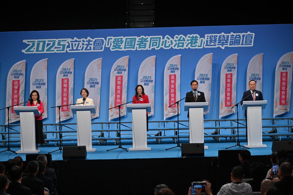 左至右:46號簡慧敏、47號梁美芬、48號陳曼琪、49號陳祖光、50號陳仲尼 左至右:46號簡慧敏、47號梁美芬、48號陳曼琪、49號陳祖光、50號陳仲尼