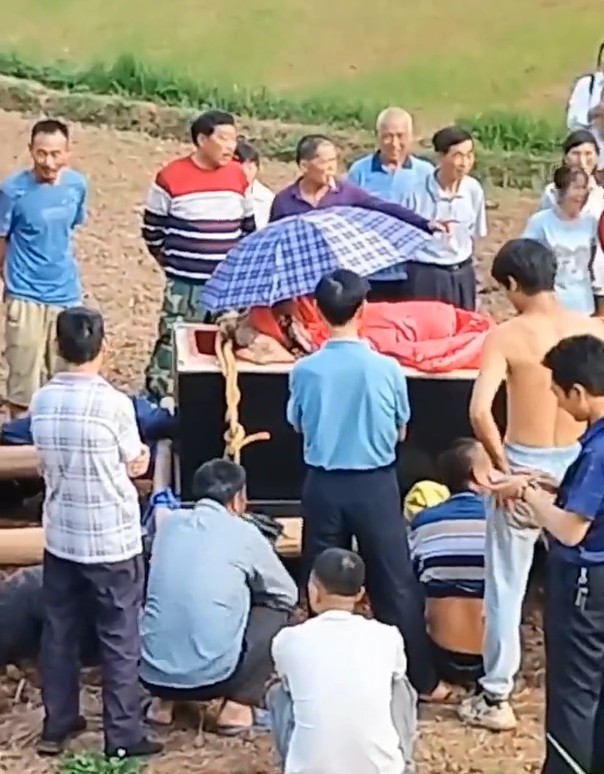 眾人抬起棺走讓婆婆體驗葬禮。影片截圖